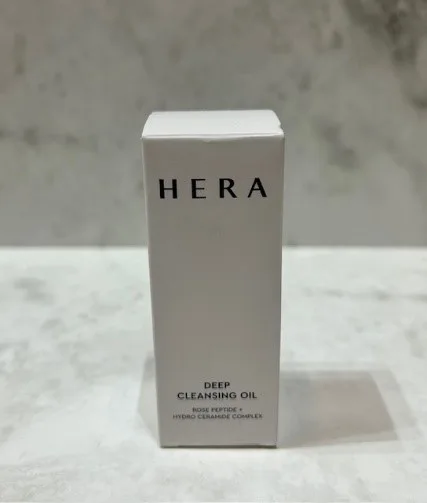 Hera Cleansing Oil Set — A deep cleansing oil set with a 3-AHA complex, for removing waterproof makeup without a residue