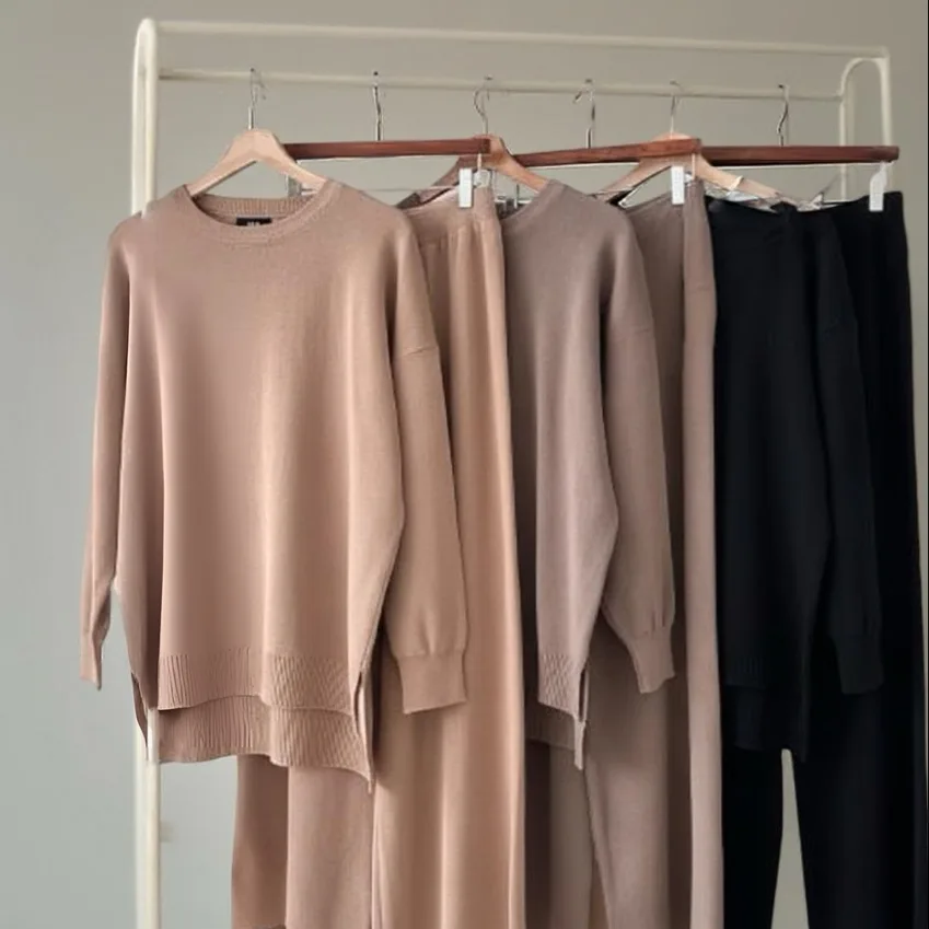 Wide-Leg Knit Set — A slouchy fine-knit jumper with matching high-waisted wide-leg knit trousers. Mocha, beige or black.