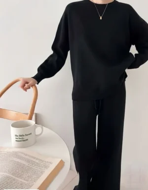 Wide-Leg Knit Set — A slouchy fine-knit jumper with matching high-waisted wide-leg knit trousers. Mocha, beige or black.