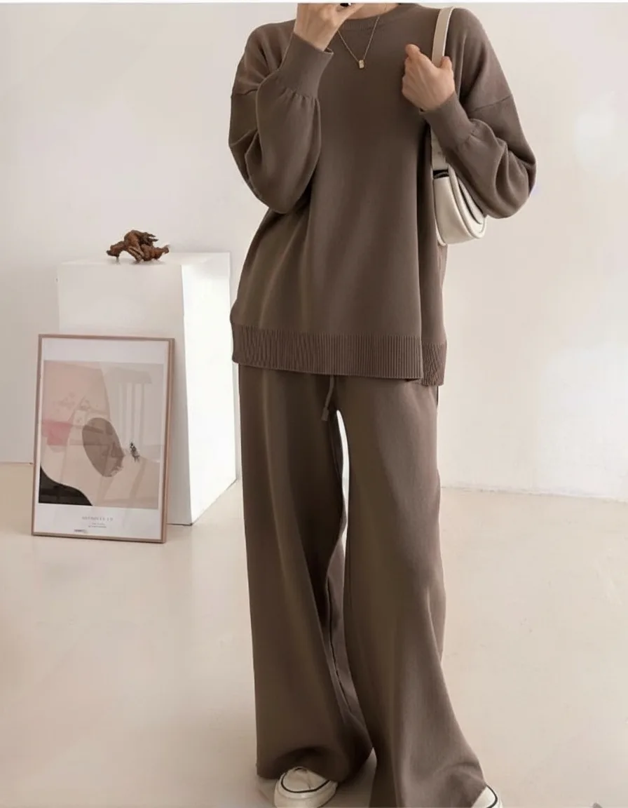 Wide-Leg Knit Set — A slouchy fine-knit jumper with matching high-waisted wide-leg knit trousers. Mocha, beige or black.