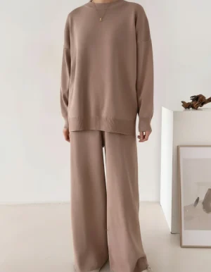 Wide-Leg Knit Set — A slouchy fine-knit jumper with matching high-waisted wide-leg knit trousers. Mocha, beige or black.