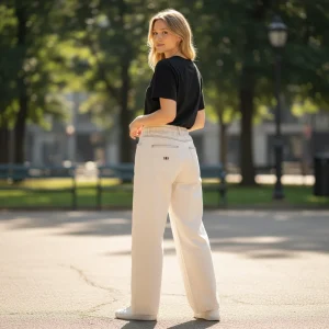 Fleece-Lined High-Waisted Cropped Trousers — Beige high-waisted wide-leg trousers, fleece-lined, cropped at the ankle. R